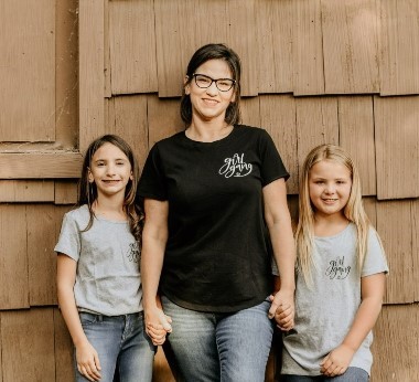 Tiffany Bossi HR Analyst and daughters